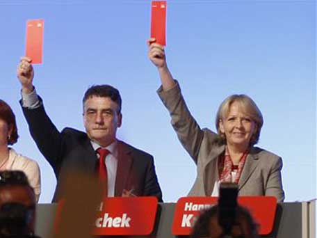 NRW-Parteichefin Hannelore Kraft und Generalsekretär der NRW-SPD Michael Groschek stimmen für den Koalitionsvertrag der Minderheitsregierung in NRW