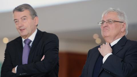 Der frühere DFB-Präsident Theo Zwanziger (r) und sein Nachfolger Wolfgang Niersbach unterhalten sich