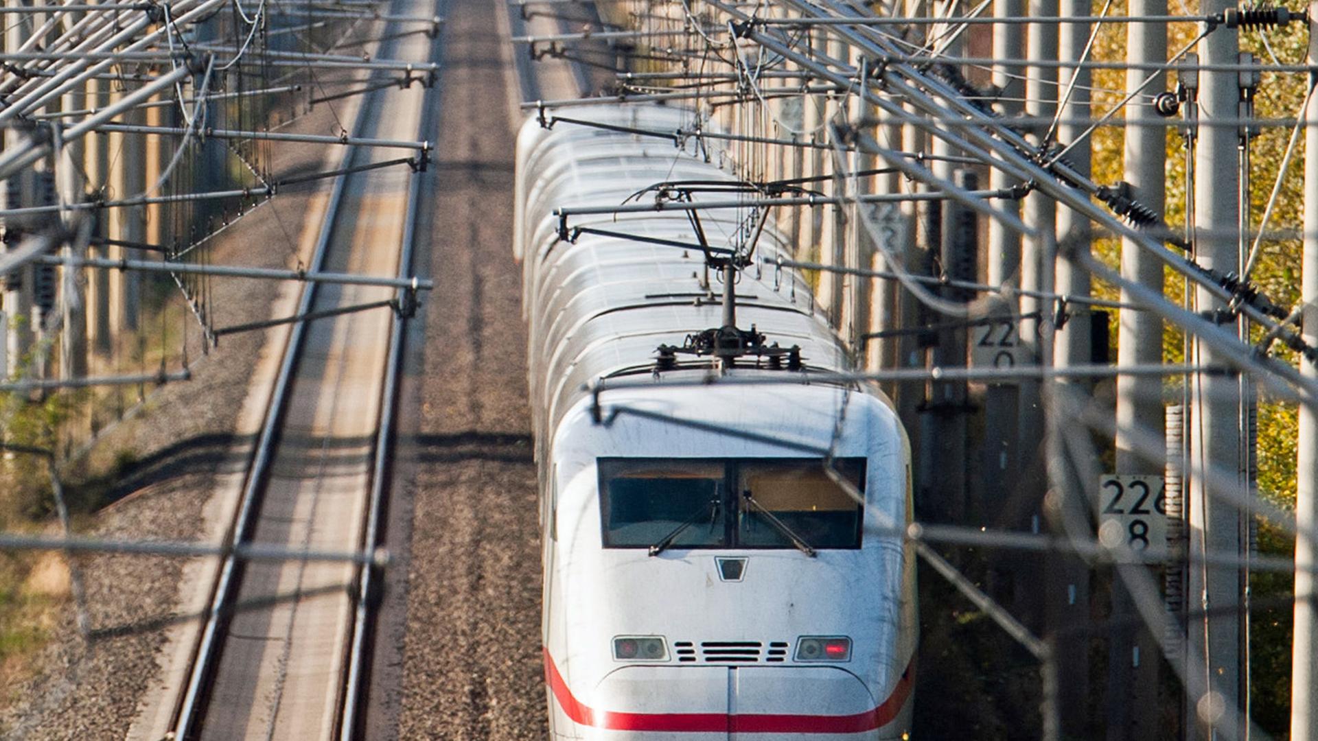 Ein ICE der Deutschen Bahn in der Region Hannover Ein ICE der Deutschen Bahn in der Region Hannover