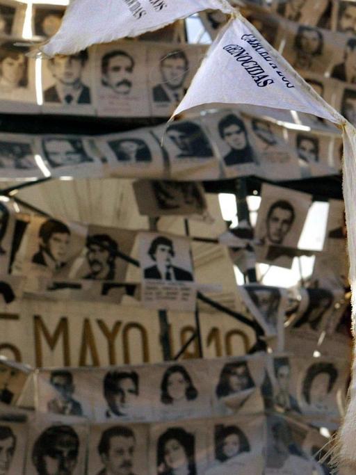 Hunderte von Porträts von Opfern der argentinischen Militärdiktatur sind am 12.12.2002 bei einer Demonstration auf der Plaza de Mayo in Buenos Aires zu einem Wandbild zusammen gefügt. Auf kleinen dreieckigen Tüchern ist der Spruch "Gefängnis für Massenmord" aufgedruckt. Jahr für Jahr erinnern Menschenrechtsgruppen mit einem Widerstandsmarsch an die vermissten und ermordeten Menschen. Während der Herrschaft der Militärjuntas von 1976 bis 1982 verschwanden nach inoffiziellen Angaben 30.000 Personen in Argentinien. |