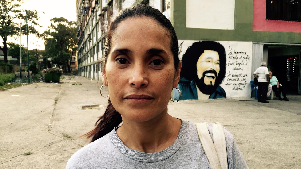 Lisbeth arbeit in dem ärmlichen Stadtviertel "23. Januar" in Caracas für eine der Basisorganisationen, die "colectivos".