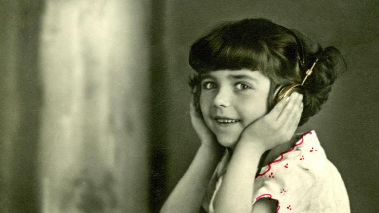 Kind hört Radio (circa 1922)