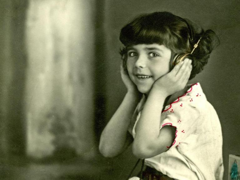Kind hört Radio (circa 1922)
