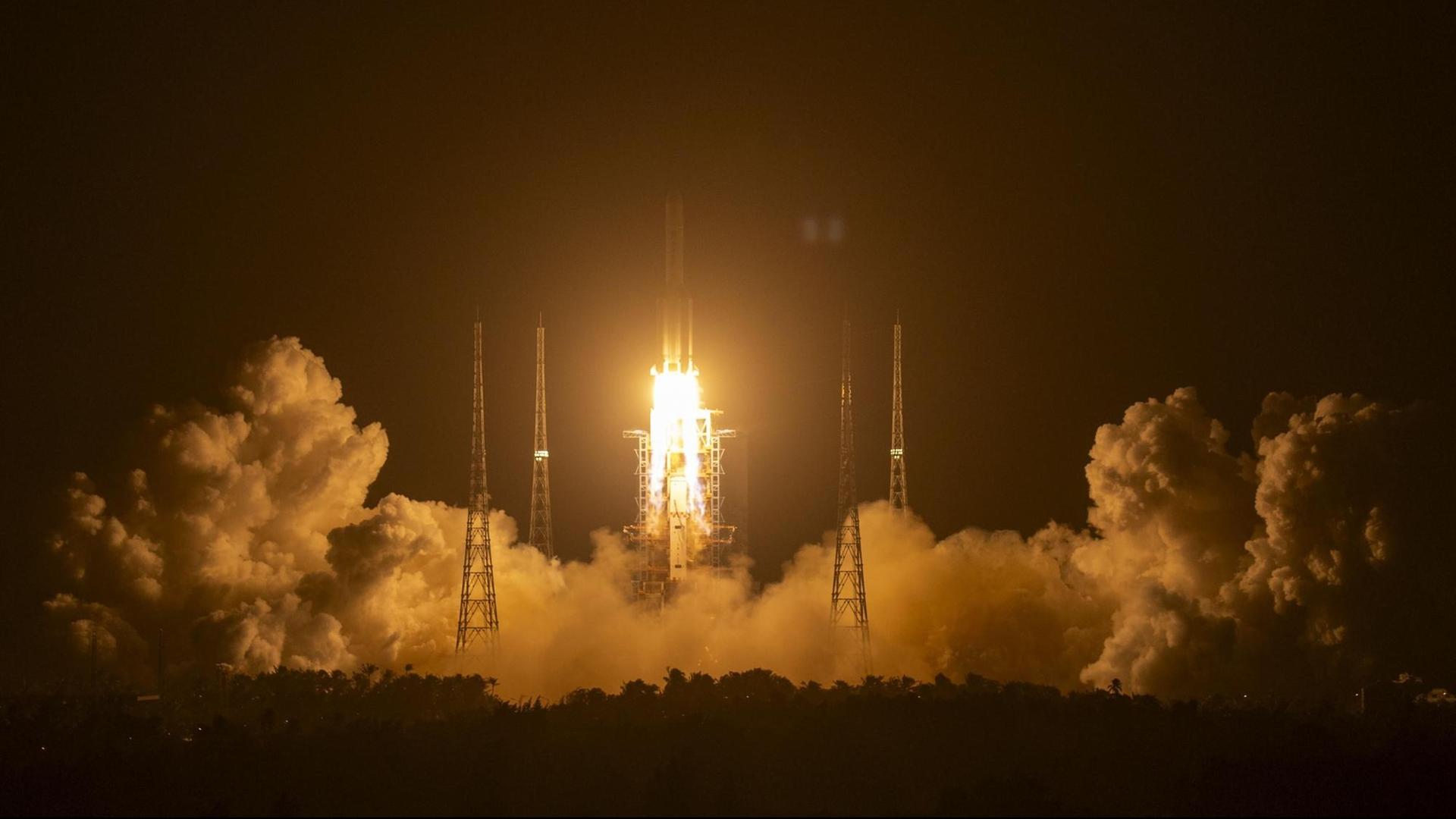 China, Wenchang: Eine Rakete vom Typ «Langer Marsch 5», die das Raumschiff «Chang'e 5» auf den Weg zum Erdtrabanten bringen sollte, startet auf der Startrampe des Wenchang Space Launch Center.