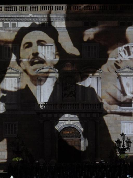 Das Bild zeigt ein Porträt des ehemaligen katalanischen Präsidenten Lluis Companys an der Fassade des Palau de la Generalitat in Barcelona, aufgenommen am 9. September 2015.