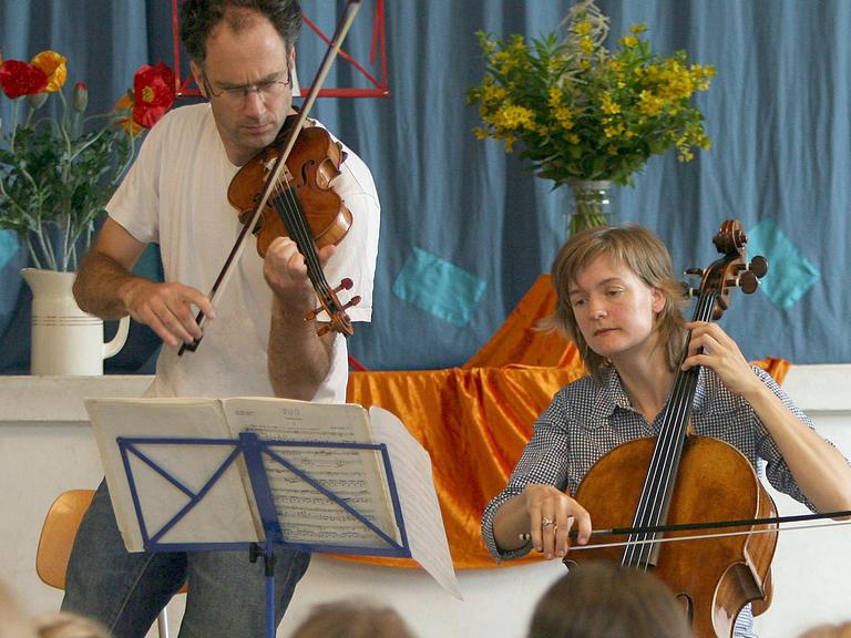 Die Cellistin Tanja Tetzlaff (r) und der Geiger Florian Donderer spielen in einer Bremer Grundschule.