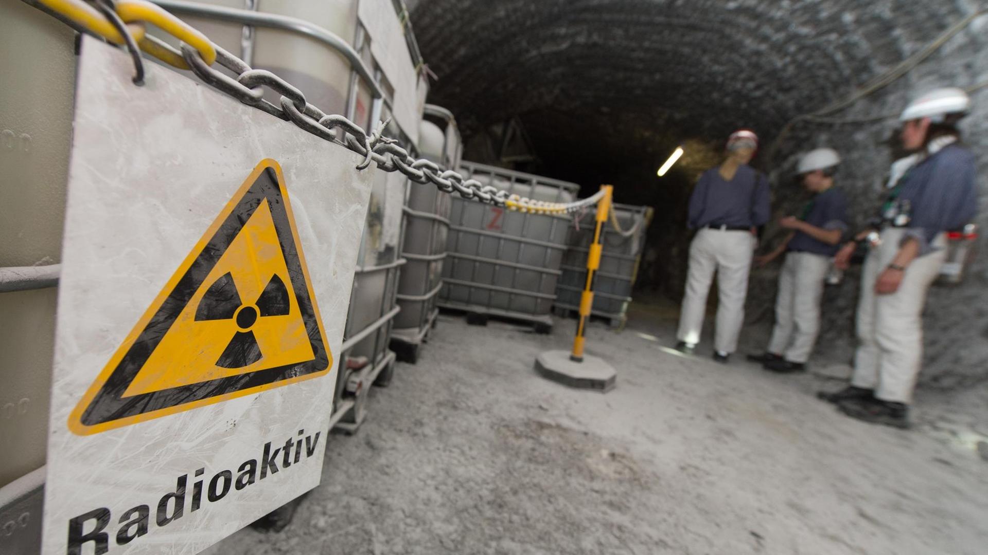 Vor Containern mit radioaktiver Lauge hängt am 31.04.2016 in der Schachtanlage Asse bei Remlingen (Niedersachsen) ein Warnschild mit der Aufschrift "Radioaktiv".