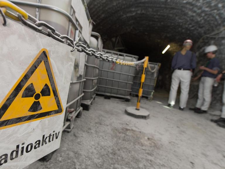 Vor Containern mit radioaktiver Lauge hängt am 31.04.2016 in der Schachtanlage Asse bei Remlingen (Niedersachsen) ein Warnschild mit der Aufschrift "Radioaktiv".