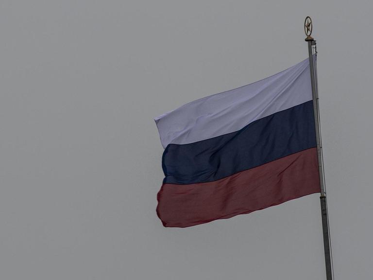Die russische Flagge weht