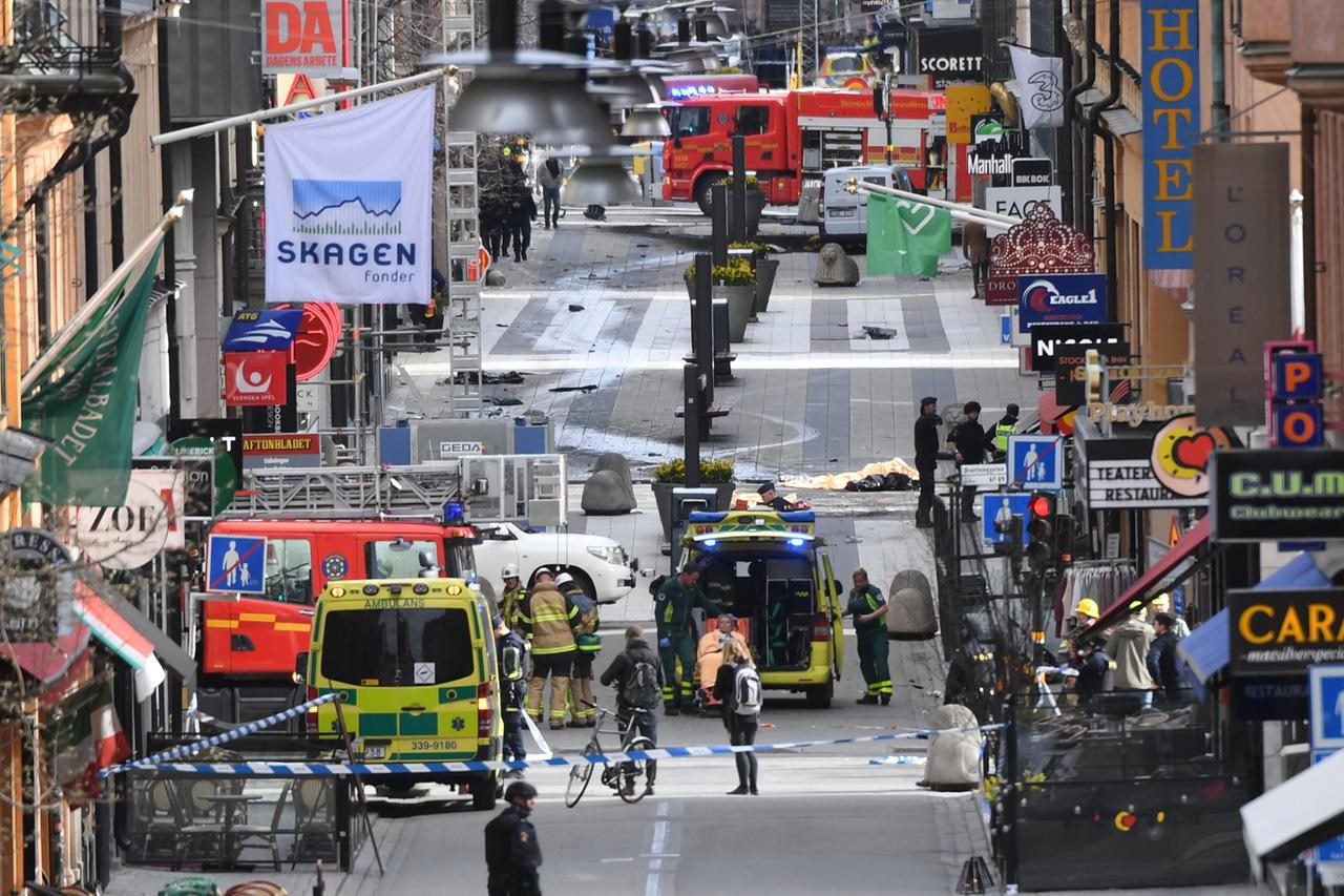 Einsatzfahrzeuge der Polizei, Feuerwehr und Krankenwagen stehen (07.04.17) in einer Einkaufstraße in Stockholm.