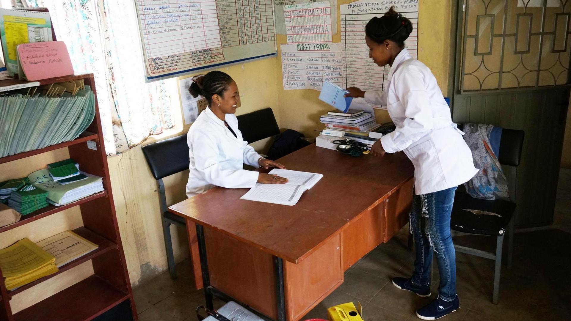 Kebene Edosa und Filehiwot Ebesa, Health-Extension-Worker in Äthiopien