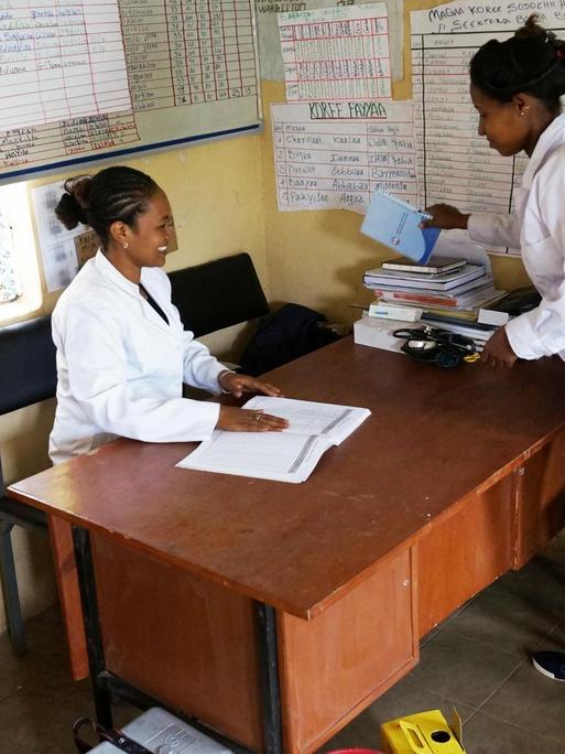Kebene Edosa und Filehiwot Ebesa, Health-Extension-Worker in Äthiopien