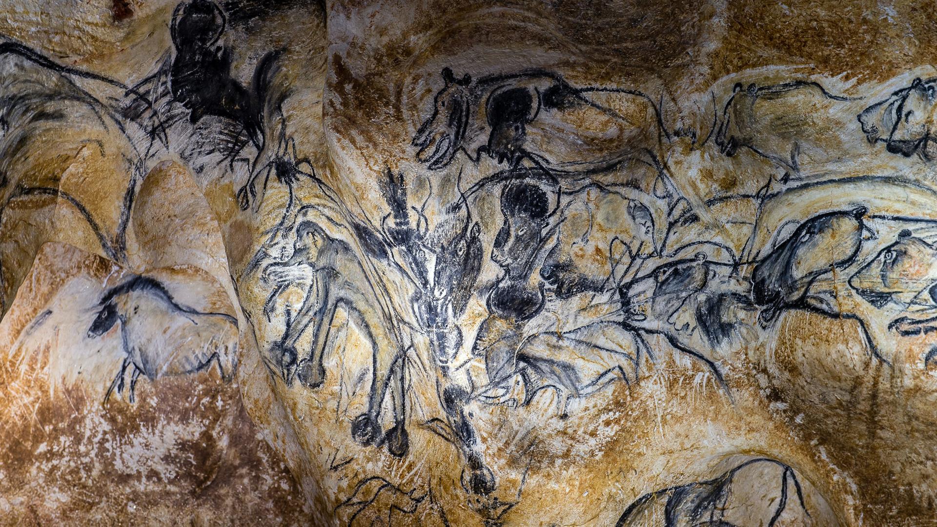 Höhlenzeichnungen in der Nachbildung der Chauvet-Grotte, die bis zu 36.000 Jahre alte Tierbilder beherbergt und 1994 von dem Archäologen Jean-Marie Chauvet entdeckt wurde.