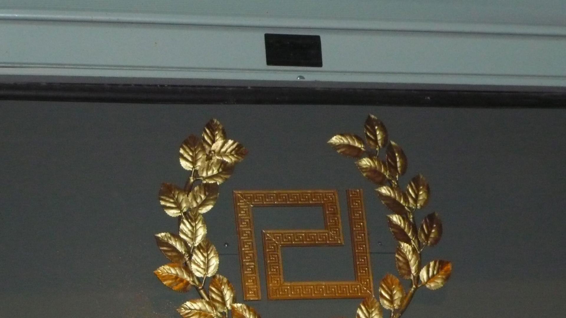 Logo der griechischen Partei "Goldene Morgenröte" über der Eingangstür des Büros in Athen