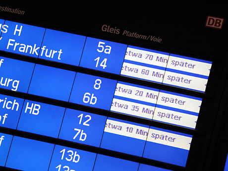 Eine Anzeigentafel zeigt in Hamburg am Hauptbahnhof die Verspätungen der Zugverbindungen an.