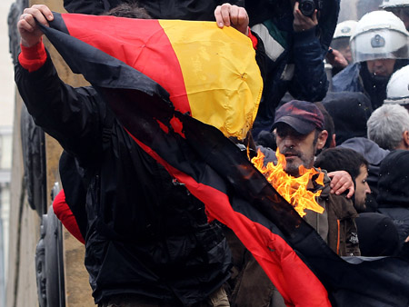 Demonstranten verbrennen deutsche Fahne