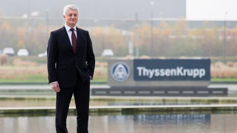 Heinrich Hiesinger, Vorstandsvorsitzender von ThyssenKrupp, steht am 20.11.2014 vor der Bilanzpressekonferenz vor der Konzernzentrale in Essen (Nordrhein-Westfalen).