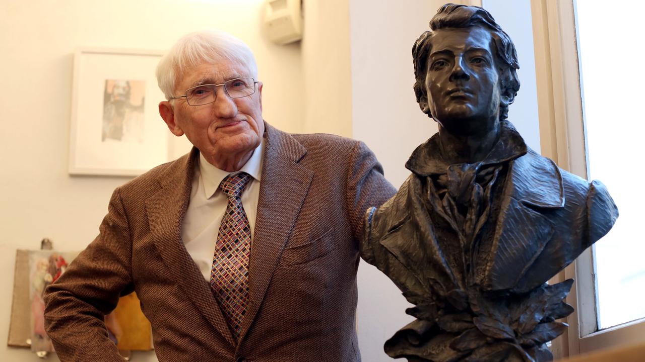 Der Philosoph Jürgen Habermas steht am12.12.2012 im Heinrich-Heine-Institut in Düsseldorf (Nordrhein-Westfalen) neben einer Heine-Büste. Habermas bekommt am Freitag (14.12.) in Düsseldorf den mit 50 000 Euro dotierten Heine-Preis verliehen.