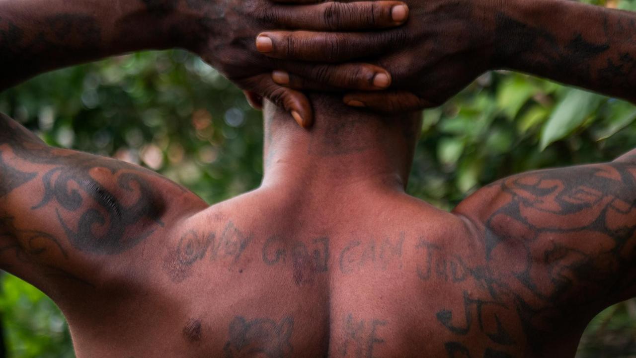 "Only god can judge me" steht auf dem tätowierten Rücken eines ehemaligen Kindersoldaten aus Sierra Leone