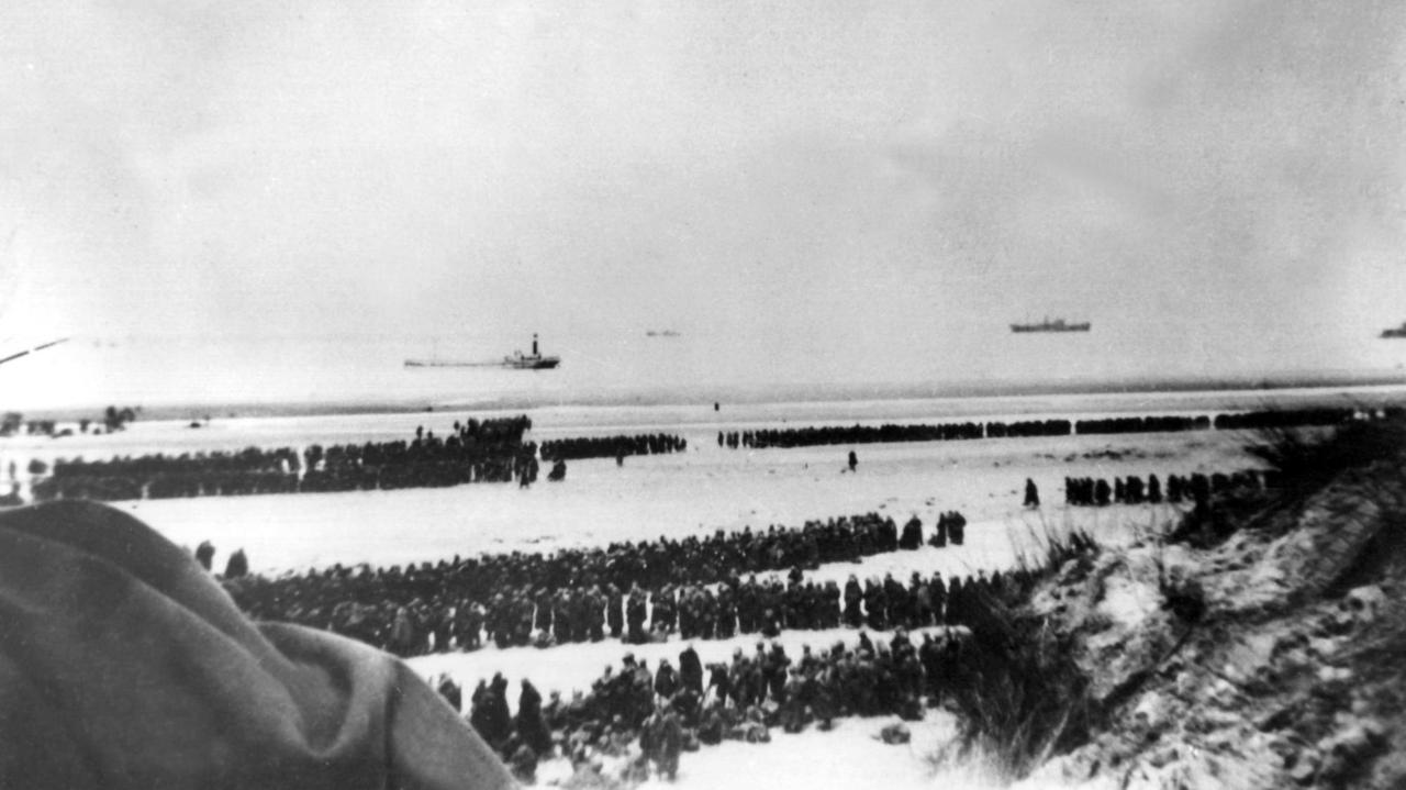 Evakuierung von etwa 340 000 britischen und französischen Soldaten an der Küste der an der Nordsee gelegenen französischen Stadt Dünkirchen während des Zweiten Weltkriegs im Jahr 1940. (Bild: picture alliance / dpa)