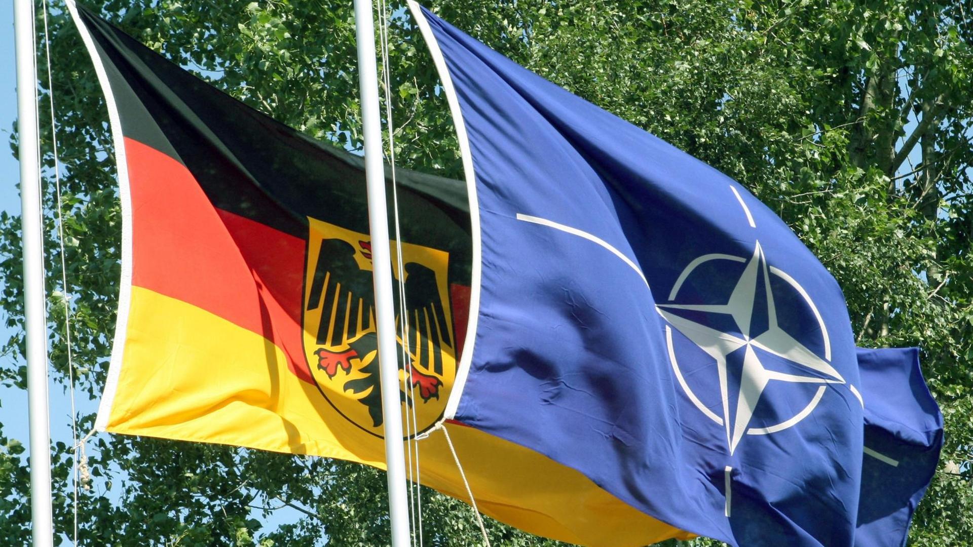 Die Flaggen Deutschlands und der Nato