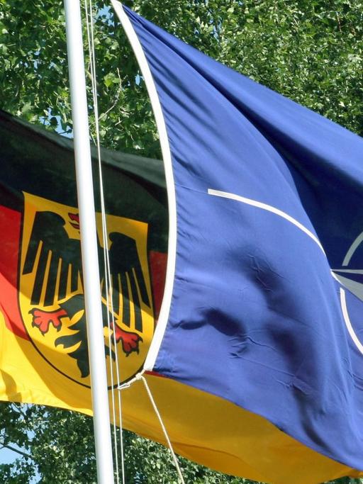 Die Flaggen Deutschlands und der Nato