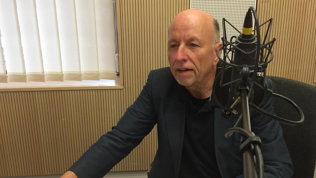 Dr. Rolf Giesen am Mikrophon im Deutschlandfunk