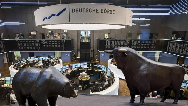Blick auf den zentralen Raum der Frankfurter Börse.