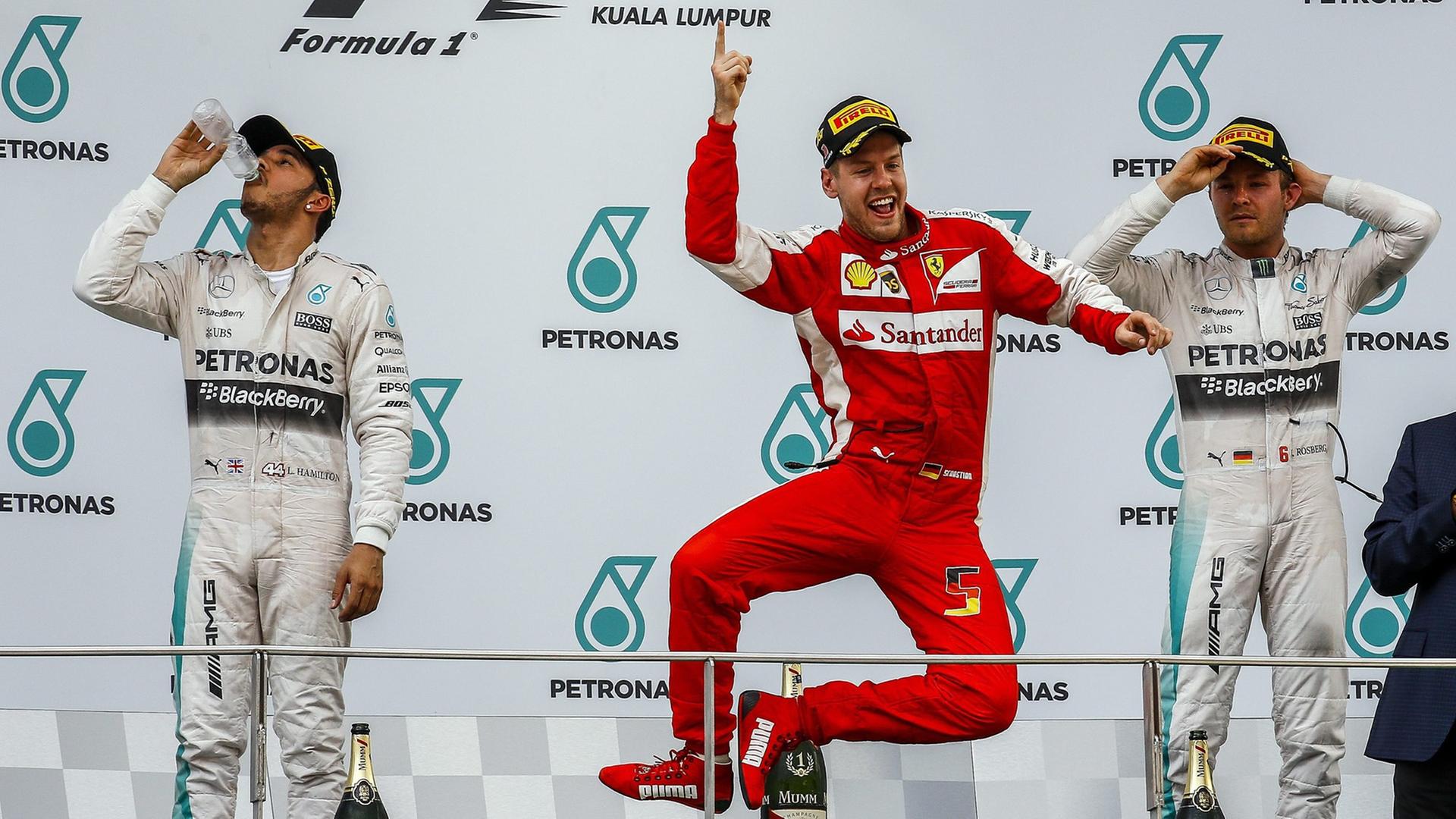 Sebastian Vettel macht nach dem Sieg in Malaysia einen Freudensprung Sebastian Vettel macht nach dem Sieg in Malaysia einen Freudensprung