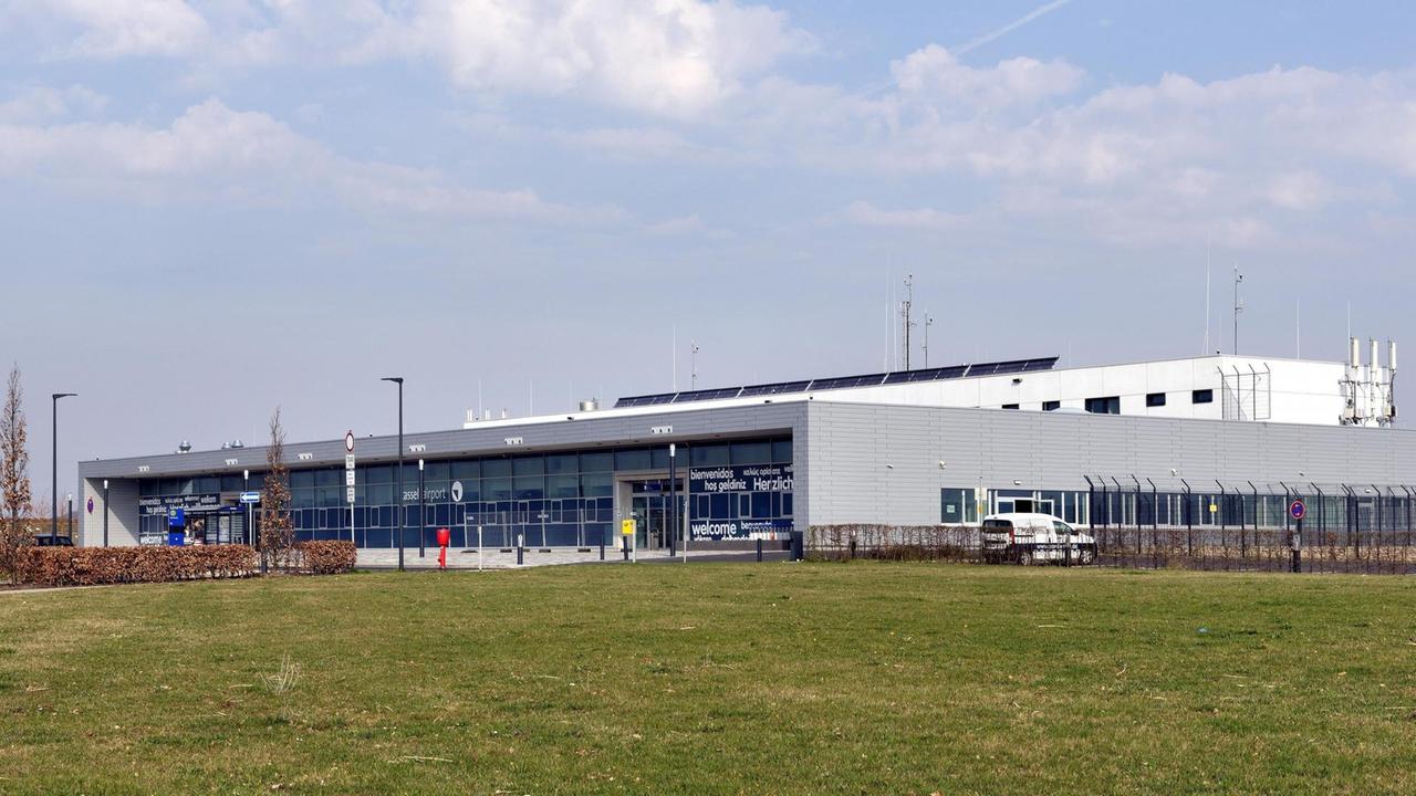 Empfangsgebäude und Terminal des Flughafens Kassel-Calden in Hessen: Es ist keinerlei Betrieb zu sehen.