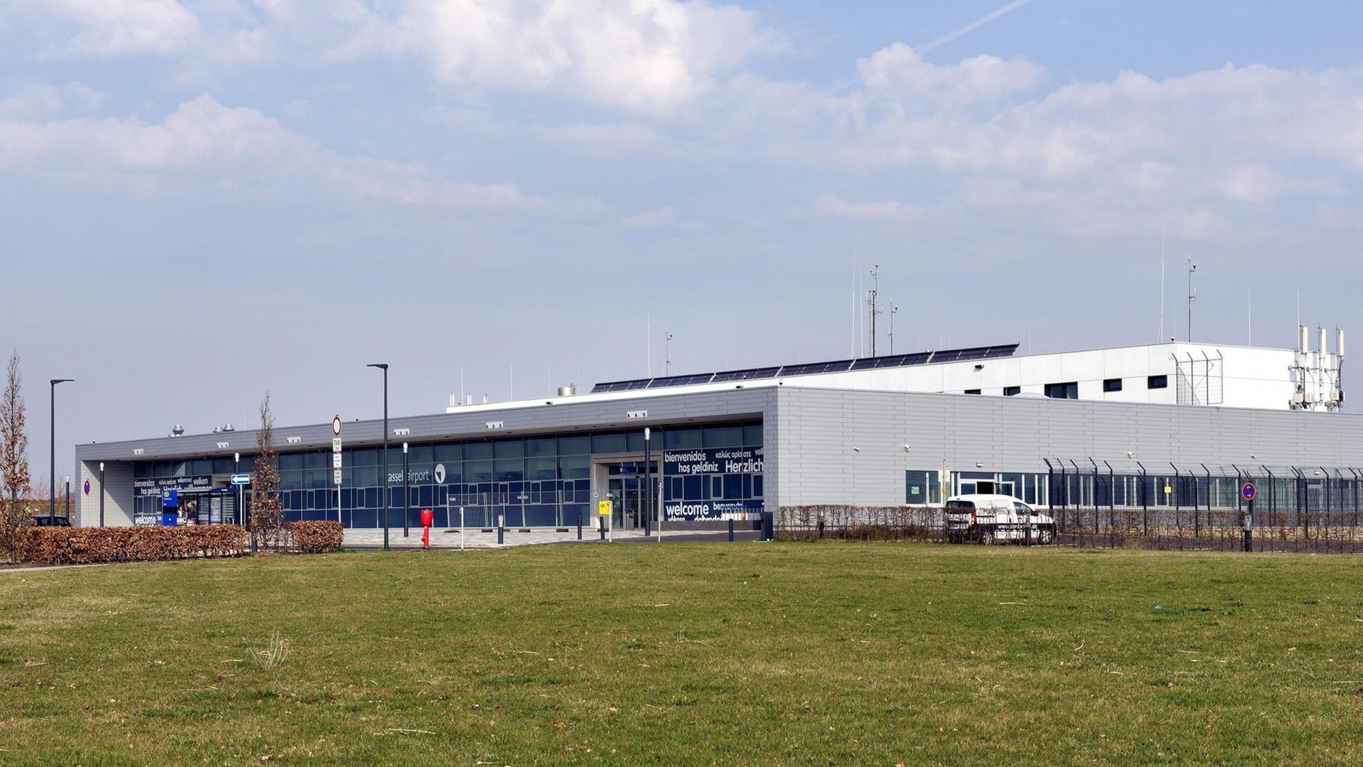 Empfangsgebäude und Terminal des Flughafens Kassel-Calden in Hessen: Es ist keinerlei Betrieb zu sehen.