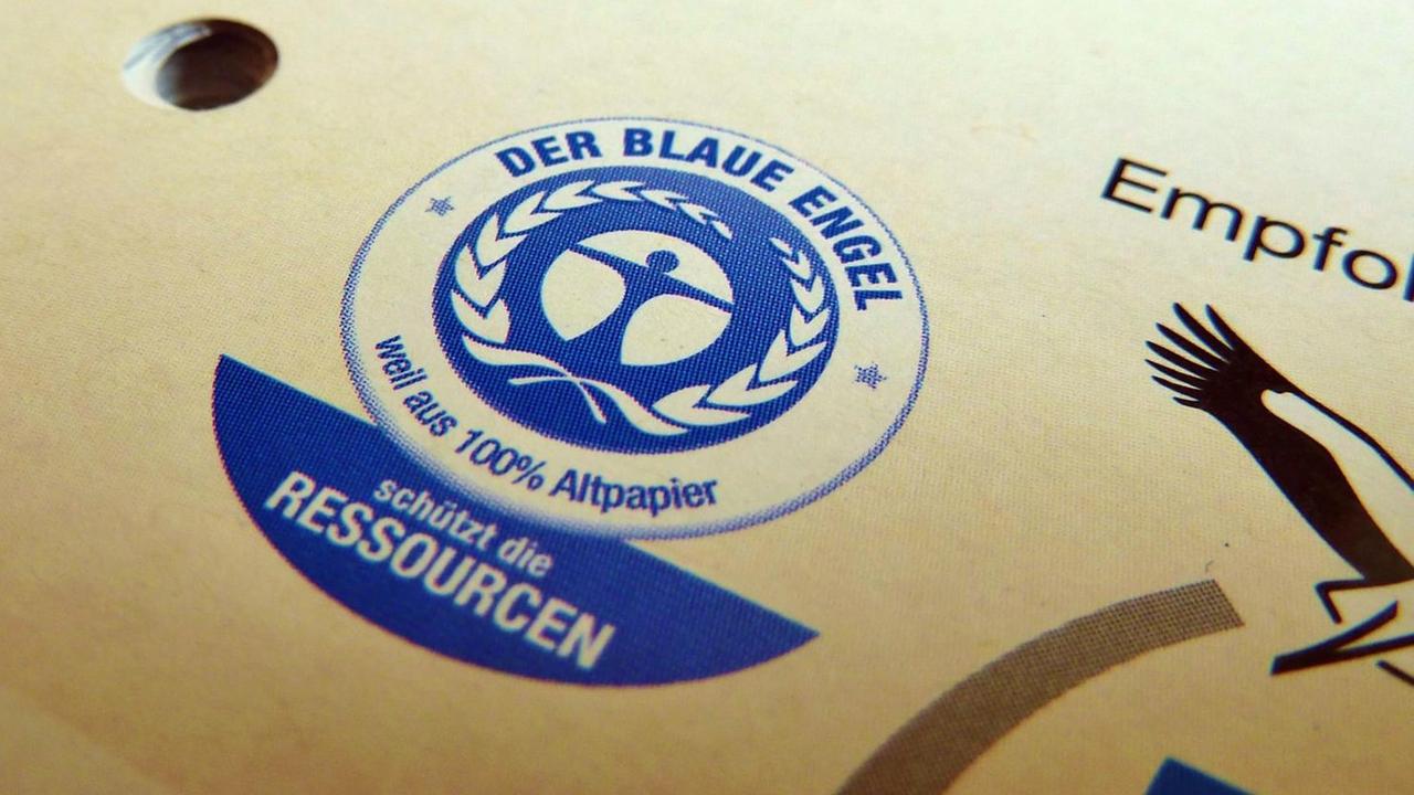 Das Foto zeigt das Symbol "Der Blaue Engel" auf einem Schreibblock, das Zeichen garantiert, dass, das Papier zu 100 Prozent aus Altapapier herggestellt wird.