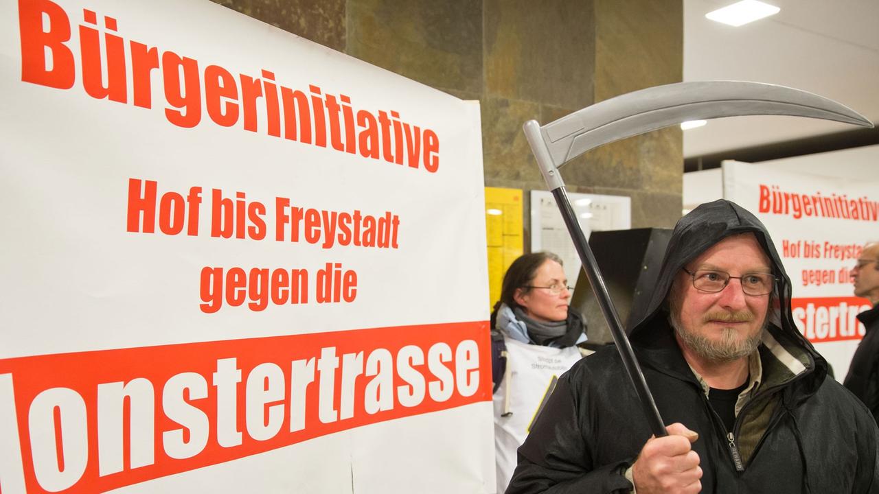 Gegner einer geplanten Stromautobahn protestieren in Nürnberg am Rande einer Info-Veranstaltung des Betreibers Amprion.
