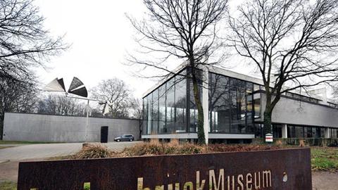 Der Schriftzug "LehmbruckMuseum" vor dem Duisburger Museum