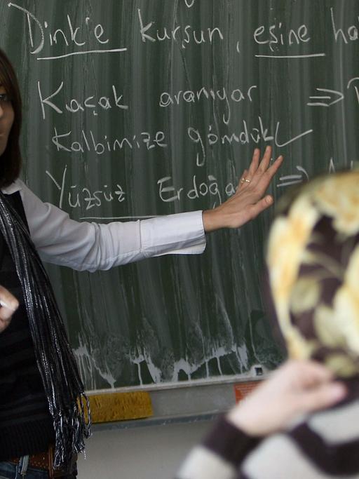 Die Lehrerin Hava Kolbasi unterrichtet an einer Gesamtschule in Köln türkischstämmige Schüler in ihrer Muttersprache.