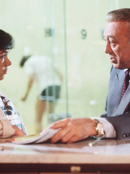 Der Schauspieler Horst Tappert als Kommissar Stephan Derrick in der Folge 'Mord inklusive' von 1988.
