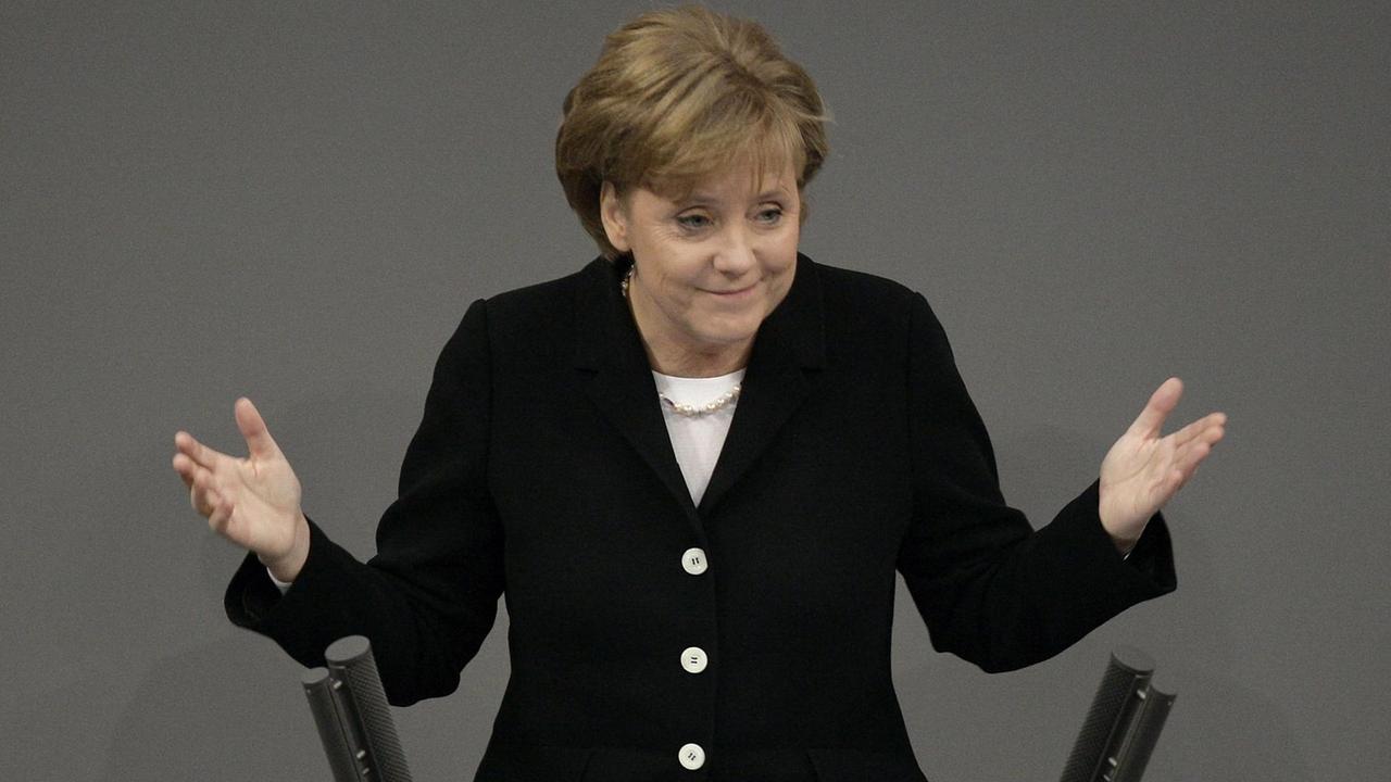 Bundeskanzlerin Angela Merkel (CDU) spricht am Mittwoch (30.11.2005) in Berlin vor dem Deutschen Bundestag. Merkel hält ihre erste Regierungserklärung nach der Wahl zur Bundeskanzlerin. 