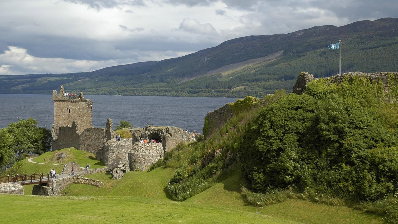 Blick auf die Ruine des Urquhart Castle am Loch Ness in den Schottischen Highlands gelegen, Blickrichtung Osten vom Highway A62 aus gesehen. Aufgenommen am 13.08.2010