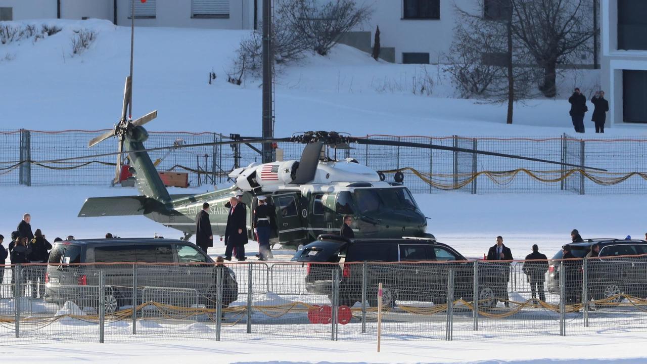 Umringt von Leibwächtern und Soldaten steigt Donald Trump aus einem Helikopter.
