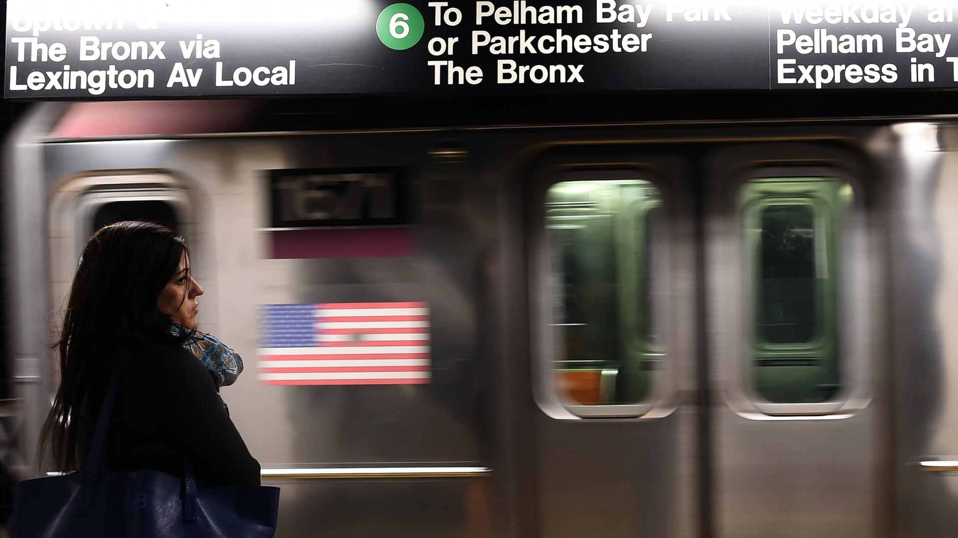 Eine Frau wartet am 25.9.2014 auf ihre U-Bahn in einer Subway-Haltestelle von New York.
