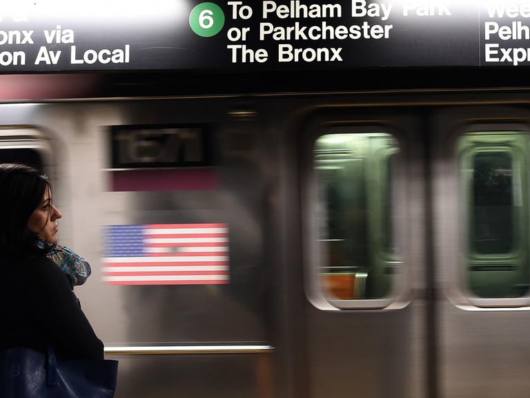 Eine Frau wartet am 25.9.2014 auf ihre U-Bahn in einer Subway-Haltestelle von New York.