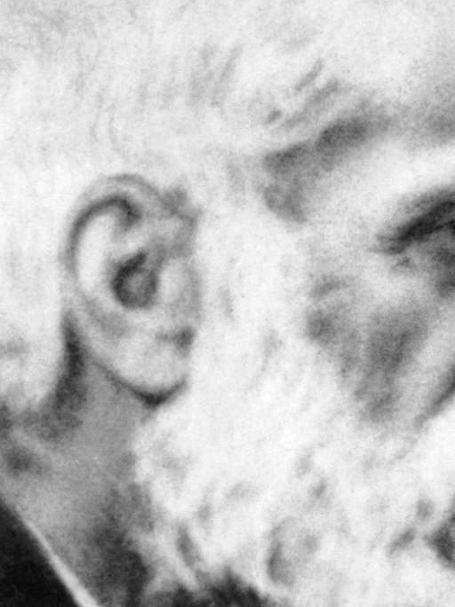 Zeitgenössische Aufnahme - vermutlich aus den 20er Jahren - des spanischen Architekten Antoni Gaudi (eigentlich Antoni Gaudi y Cornet). Der Katalane wurde am 25.6.1852 in Reus geboren und starb am 10.6.1926 in Barcelona. Zu seinen bekanntesten Bauwerken gehören u.a. das Palais und der Park Güell, die Casa Mila und die ab 1883 erbaute Kathedrale Sagrada Familia in Barcelona, die unvollendet blieb. dpa (Nur s/w, zu dpa Korr.-Bericht "Verkanntes Baugenie wird zum Volk-Heiligen" am 20.06.2002) |