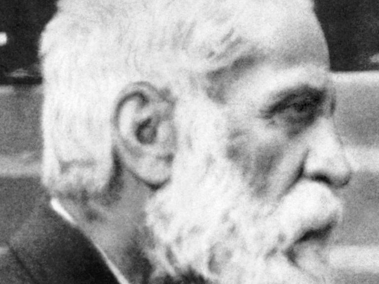 Zeitgenössische Aufnahme - vermutlich aus den 20er Jahren - des spanischen Architekten Antoni Gaudi (eigentlich Antoni Gaudi y Cornet). Der Katalane wurde am 25.6.1852 in Reus geboren und starb am 10.6.1926 in Barcelona. Zu seinen bekanntesten Bauwerken gehören u.a. das Palais und der Park Güell, die Casa Mila und die ab 1883 erbaute Kathedrale Sagrada Familia in Barcelona, die unvollendet blieb. dpa (Nur s/w, zu dpa Korr.-Bericht "Verkanntes Baugenie wird zum Volk-Heiligen" am 20.06.2002) |