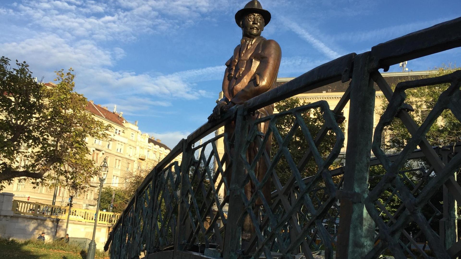 Das Denkmal des ungarischen Nationalhelden Imre Nagy samt Brücke in Budapest