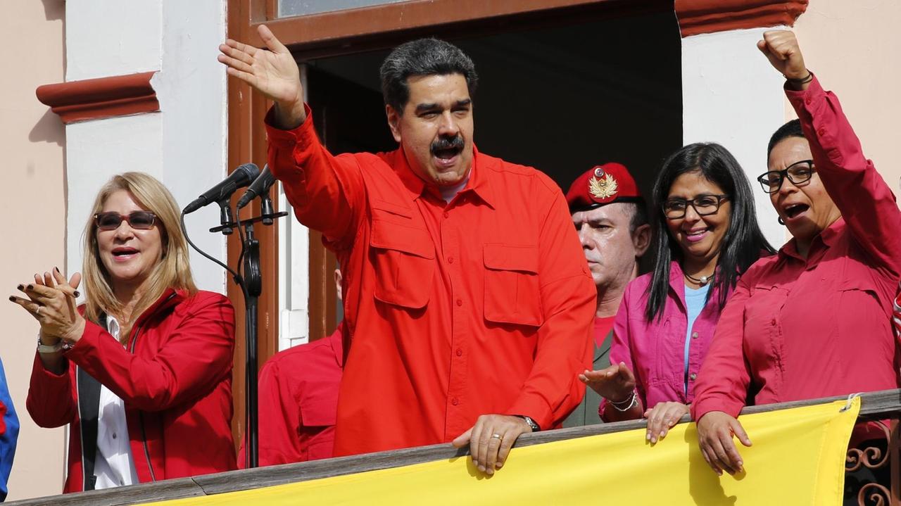 Nicolas Maduro (M.), Präsident von Venezuela, winkt Anhängern zu.