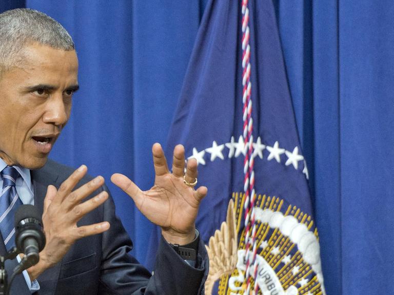 US-Präsident Barack Obama im Presseraum des Weißen Hauses. Er gestikuliert.