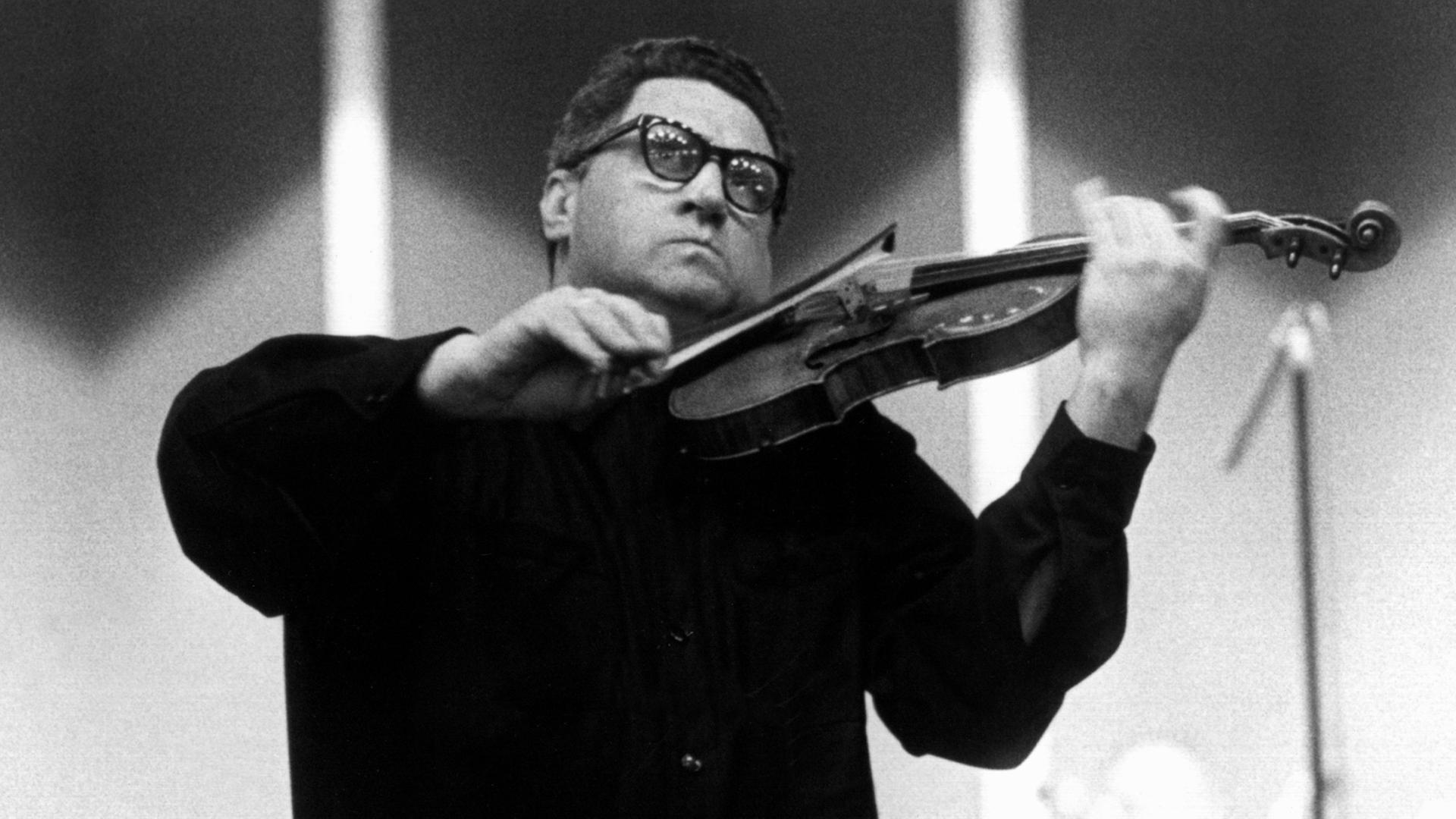 Der österreichische Geigenvirtuose Wolfgang Schneiderhan während des ersten Konzerts der Wiener Philharmoniker am "Theater an der Wien" im Jahr 1962. Er wurde am 28. Mai 1915 in Wien geboren. Der österreichische Geigenvirtuose Wolfgang Schneiderhan während des ersten Konzerts der Wiener Philharmoniker am "Theater an der Wien" im Jahr 1962. Er wurde am 28. Mai 1915 in Wien geboren.