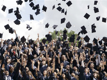 Die Absolventen des dritten Jahrgangs der Internationalen Universität Bremen werfen am auf dem Campusgelände ihre Hüte hoch.