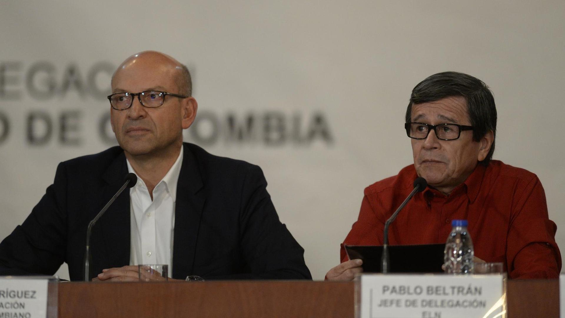 Der Regierungsvertreter Mauricio Rodriguez und ein Mitglied der ELN-Rebellen, Pablo Beltran, sprechen auf einer Pressekonferenz über die neu aufgenommenen Friedensverhandlungen.
