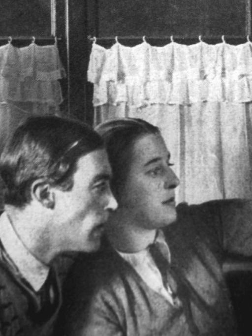 Die Filmpioniere Lotte Reiniger (r) und Walther Ruttmann (M) bei der Betrachtung eines Filmstreifens.